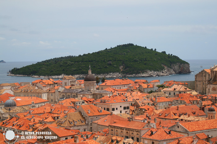 La isla de Lokrum tras los tejados de Dubrovnik