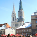 Mercado Dolac frente a la catedral de Zagreb