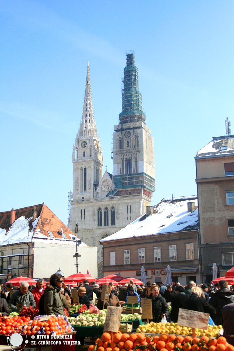 Mercado Dolac frente a la catedral de Zagreb