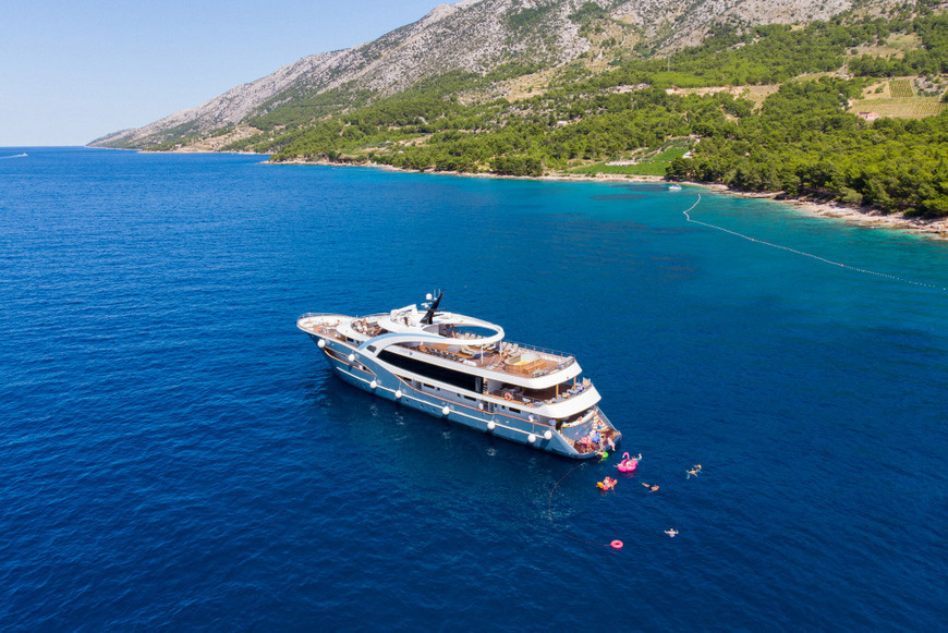 Crucero de lujo en las islas dálmatas de Croacia