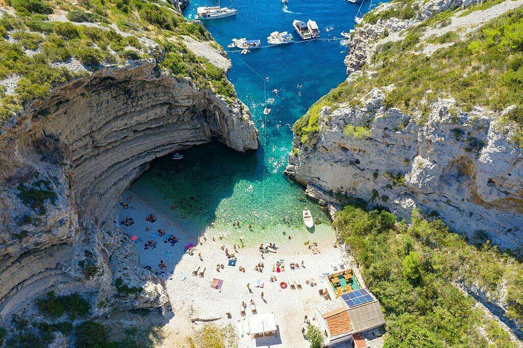 Playa de Stiniva en la isla de Vis, Croacia