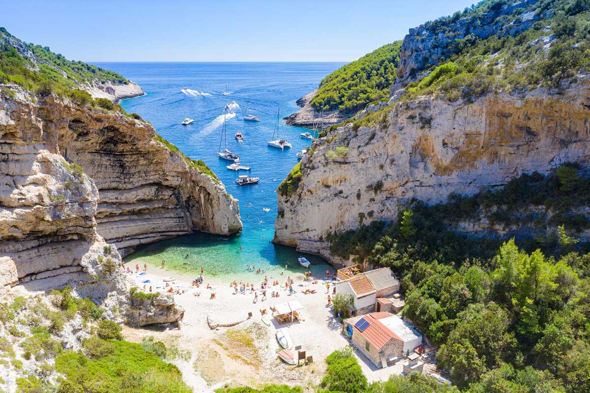 Playa de Stiniva en la isla de Vis, Croacia