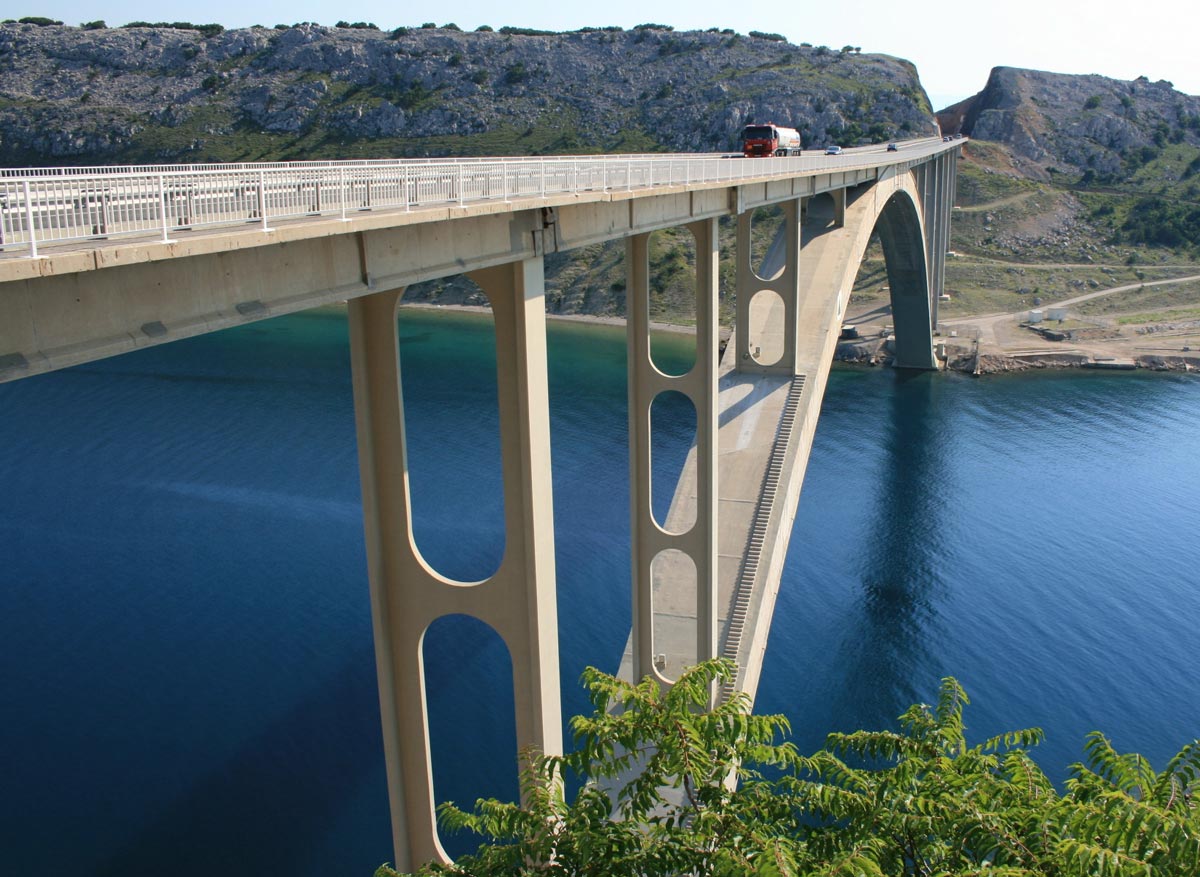 Puente que conecta el continente con la isla de Krk