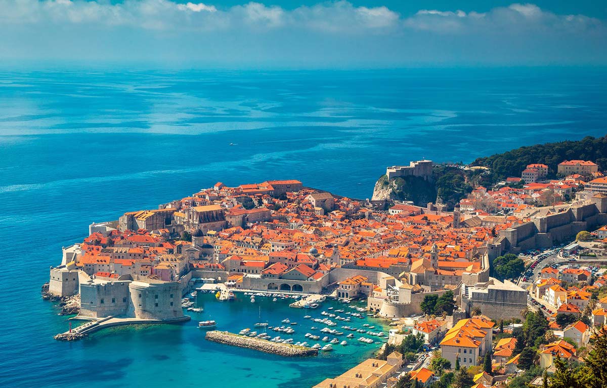 Vista de Dubrovnik en Croacia, ideal para conocerla con un tour y visita guiada.
