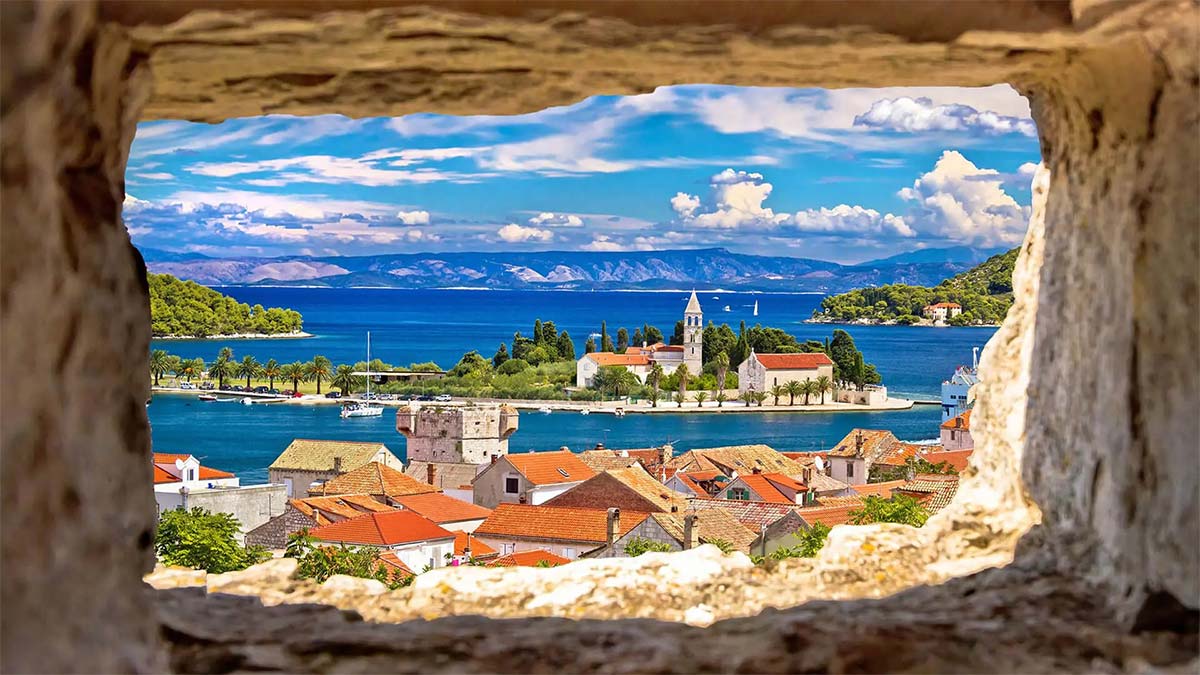 Vista de la isla de Vis en Croacia