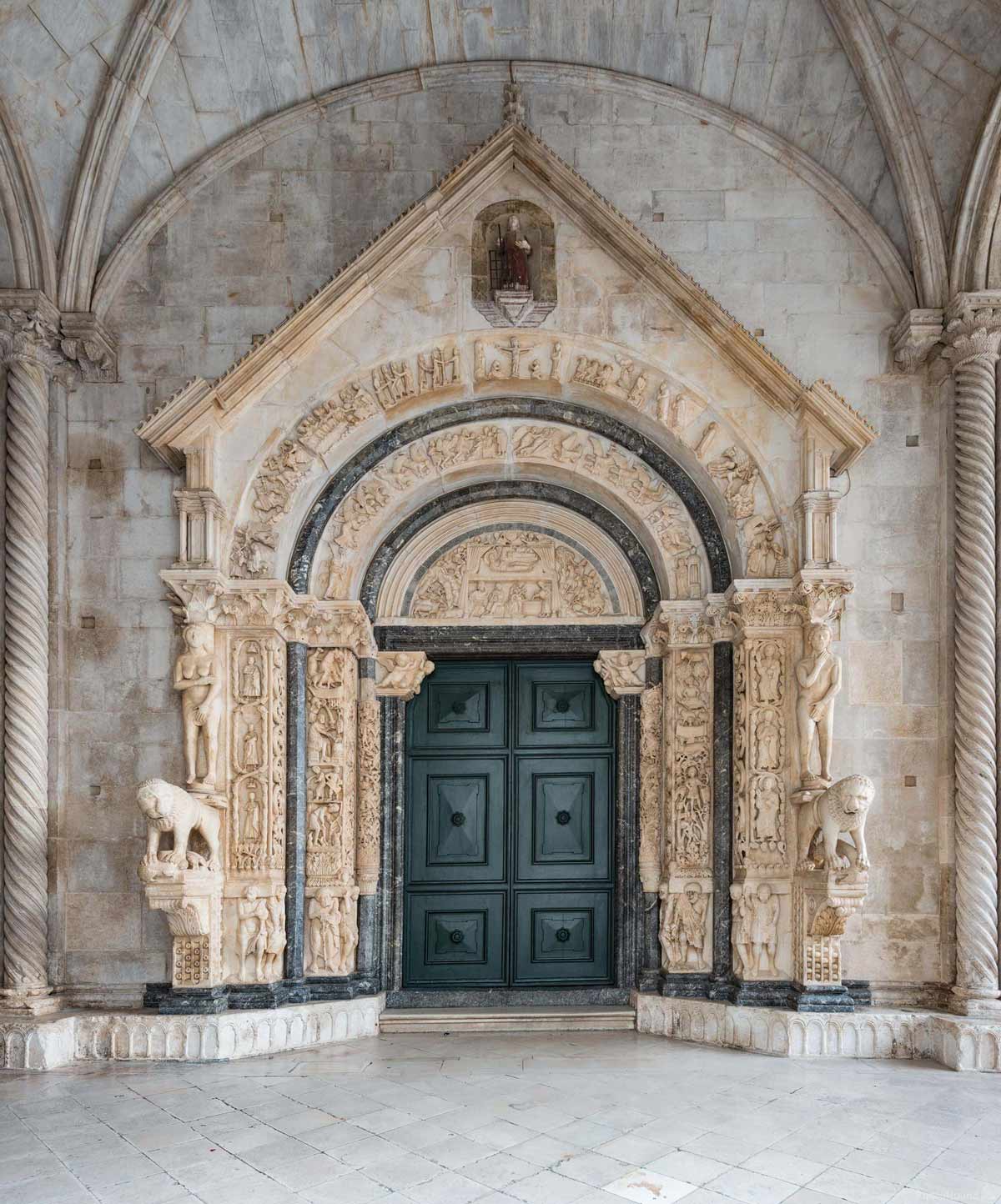 Portada en la entrada de la Catedral de San Lorenzo en Trogir