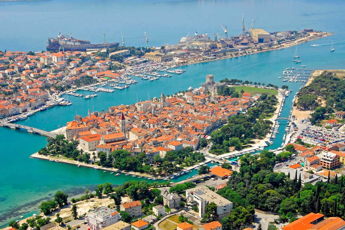 Vista de la ciudad de Trogir en Croacia