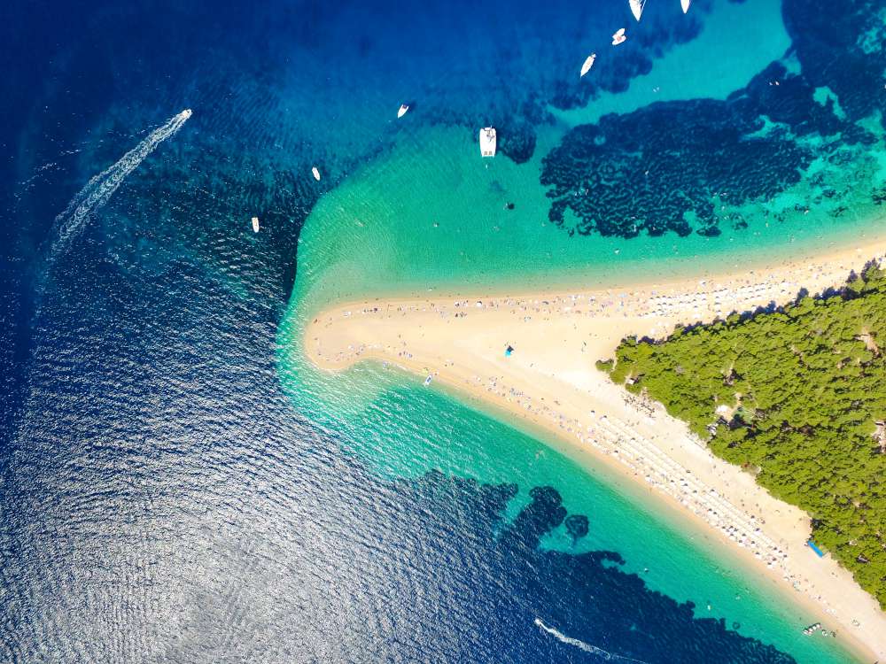 Playa de Zlatni Rat en la isla de Brac