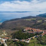 Labin, frente a la costa