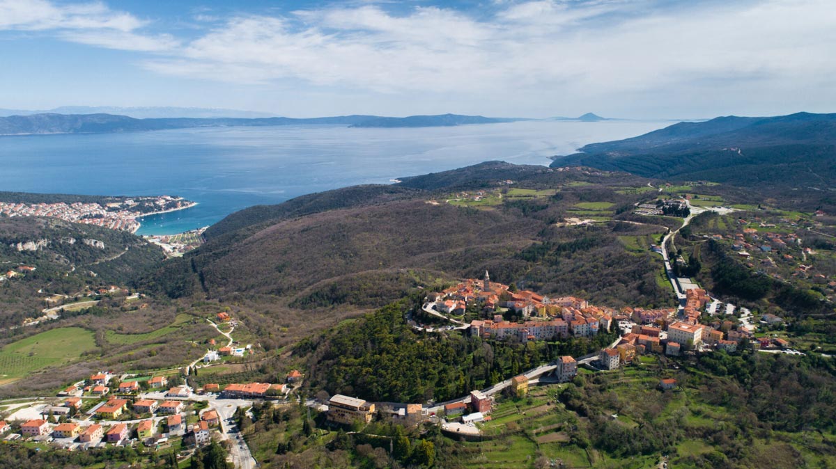 Labin, frente a la costa