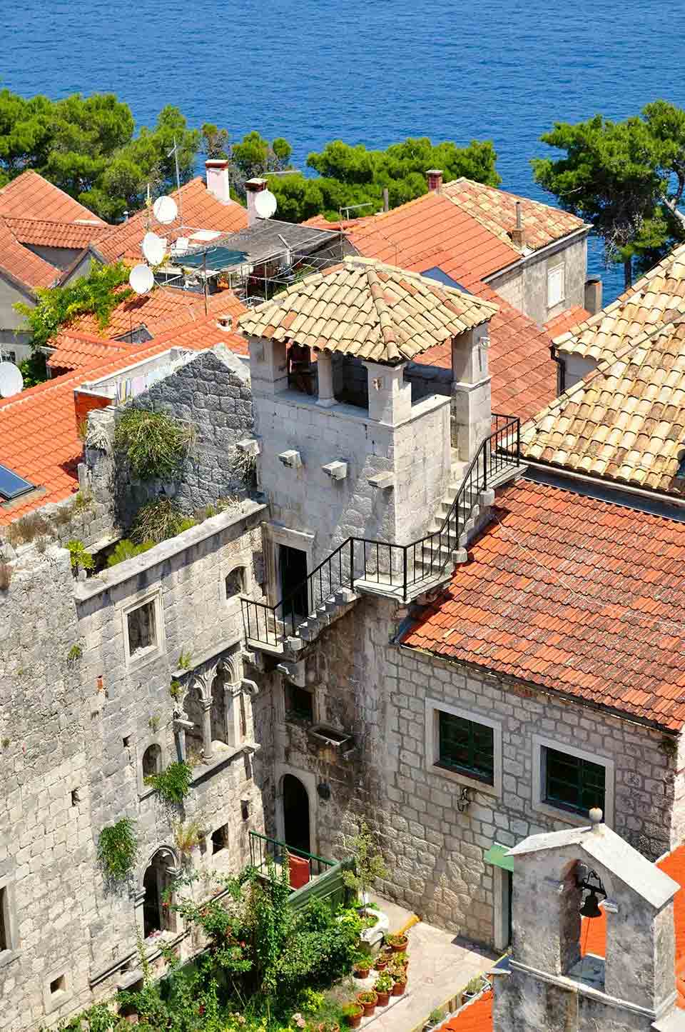 Antigua torre medieval en Korcula