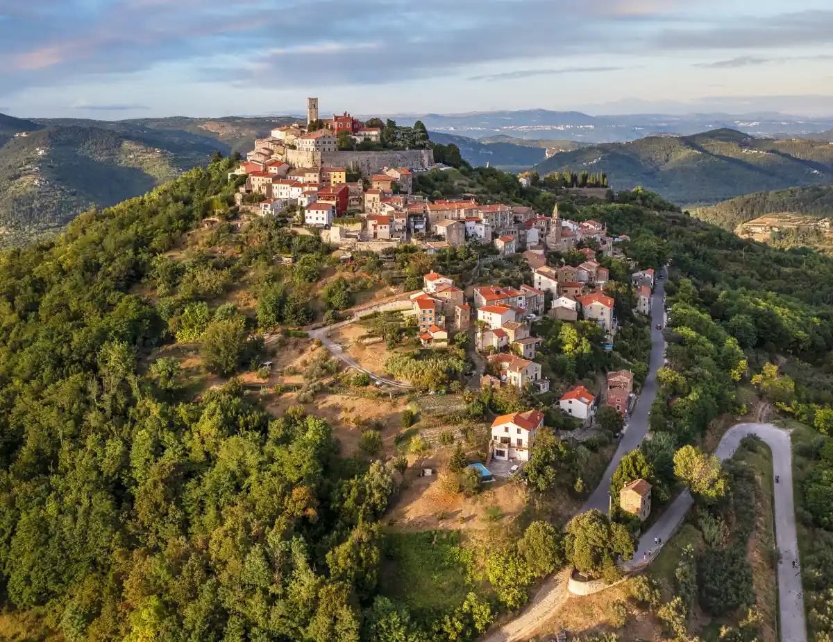 La población de Motovun en Istria y su centro histórico de influencia veneciana