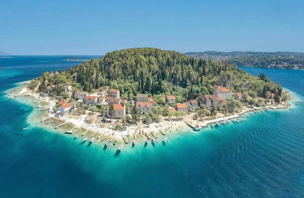 Turismo en la isla de Vrnik
